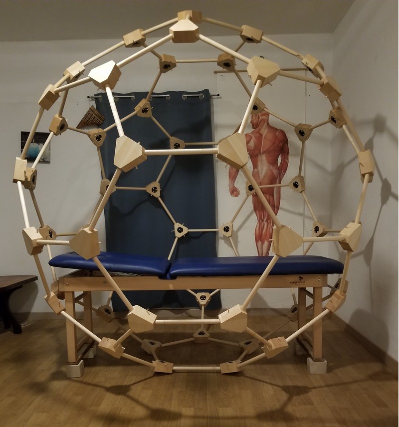 Structure géodésique de shungite utilisée pour le soin (séance à l’intérieur)